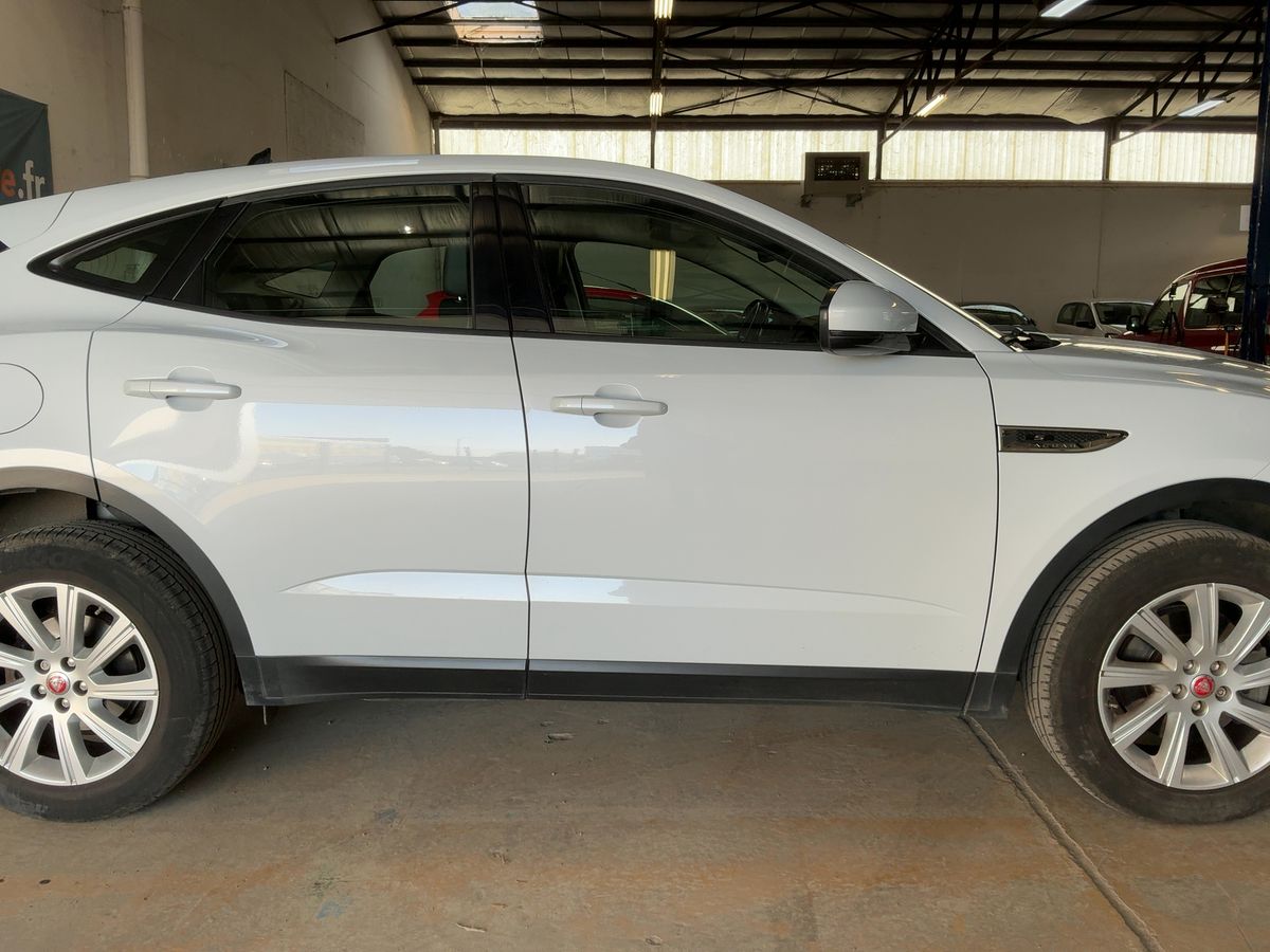 Jaguar E-Pace 2018 — photo 11