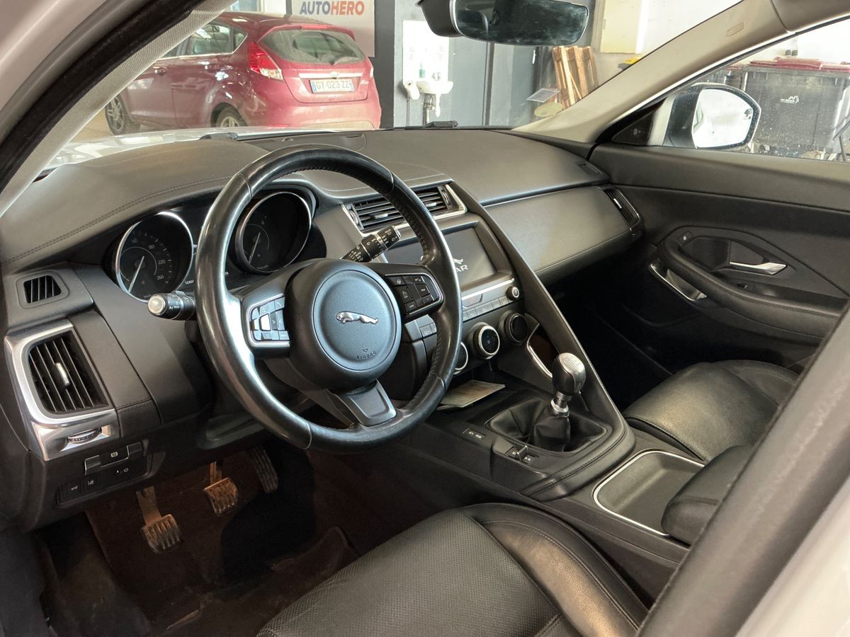 Jaguar E-Pace 2018 — photo 25