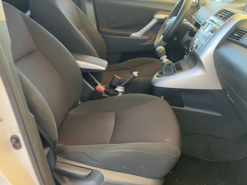 Toyota Verso 2.0 D-4D Active 2011 – снимка 16