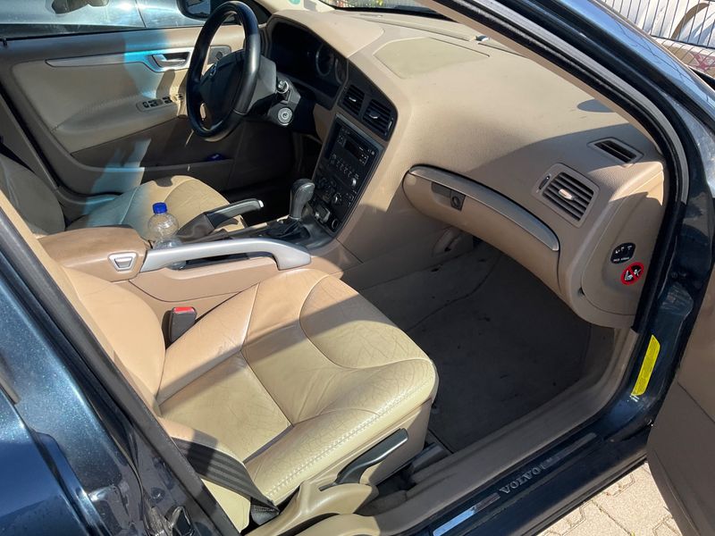 Volvo XC70 2.4 D5 Momentum AWD — zdjęcie 3