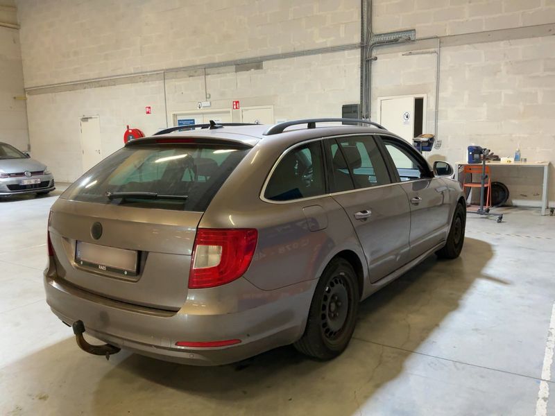 Skoda Superb 1.6 TDI Ambition 2011 – снимка 8