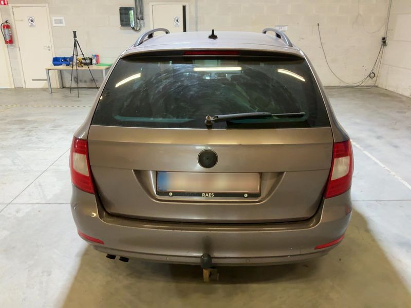 Skoda Superb 1.6 TDI Ambition 2011 – снимка 7