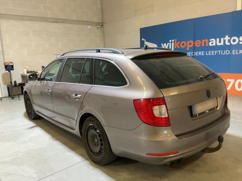 Skoda Superb 1.6 TDI Ambition 2011 – снимка 6