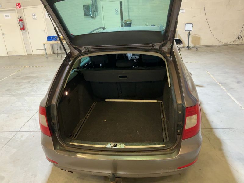 Skoda Superb 1.6 TDI Ambition 2011 – снимка 16