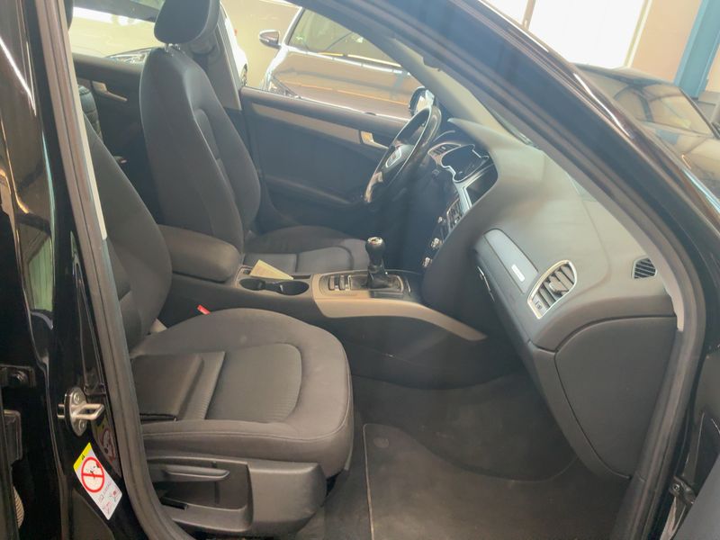 Audi A4 2.0 TDI quattro Attraction 2012 – снимка 17