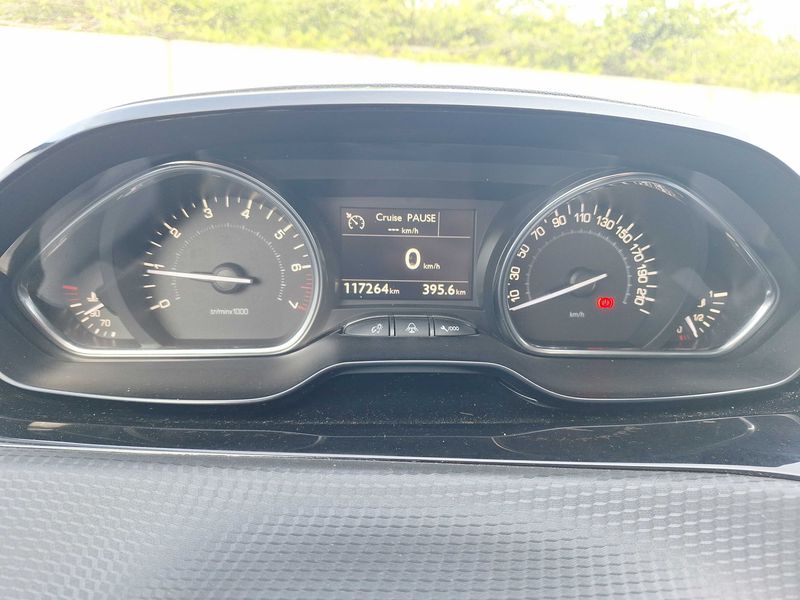 Peugeot 2008 1.2 PureTech Allure — zdjęcie 12