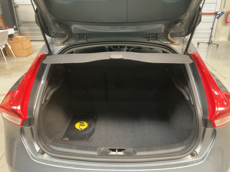 Volvo V40 2.0 T2 Momentum — zdjęcie 10