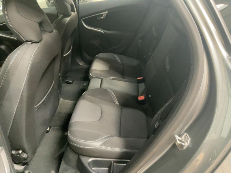 Volvo V40 2.0 T2 Momentum — zdjęcie 14