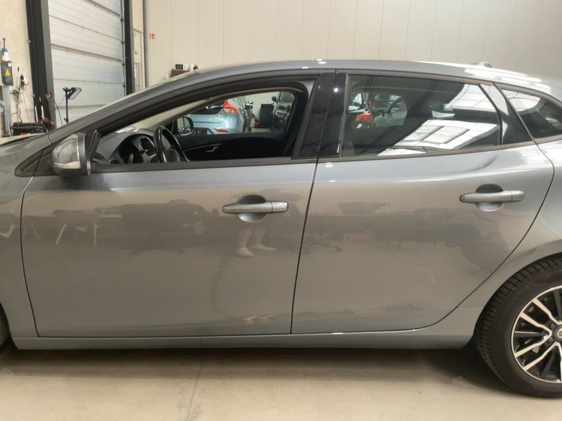 Volvo V40 2.0 T2 Momentum — zdjęcie 4