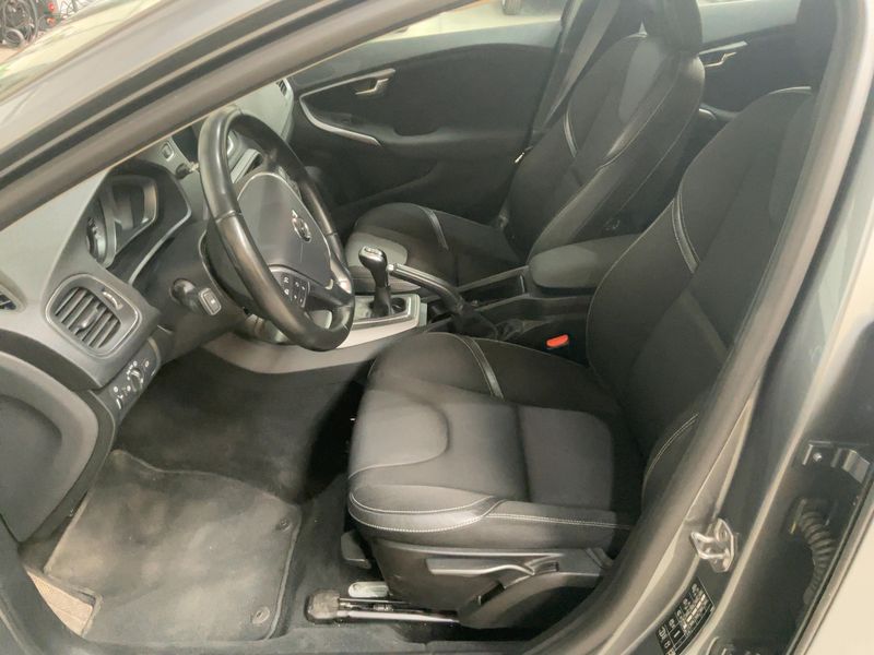 Volvo V40 2.0 T2 Momentum — zdjęcie 11