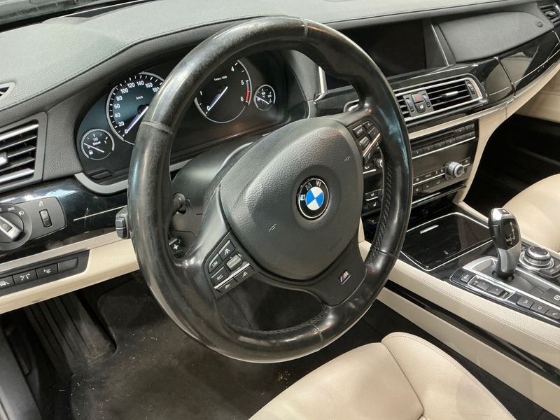 BMW 7er 740d xDrive 2012 – снимка 31