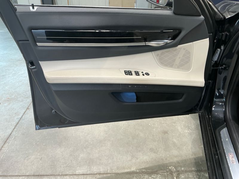 BMW 7er 740d xDrive 2012 – снимка 33