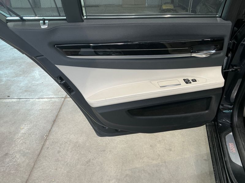 BMW 7er 740d xDrive 2012 – снимка 34