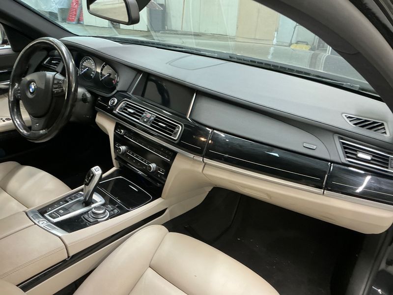 BMW 7er 740d xDrive 2012 – снимка 28