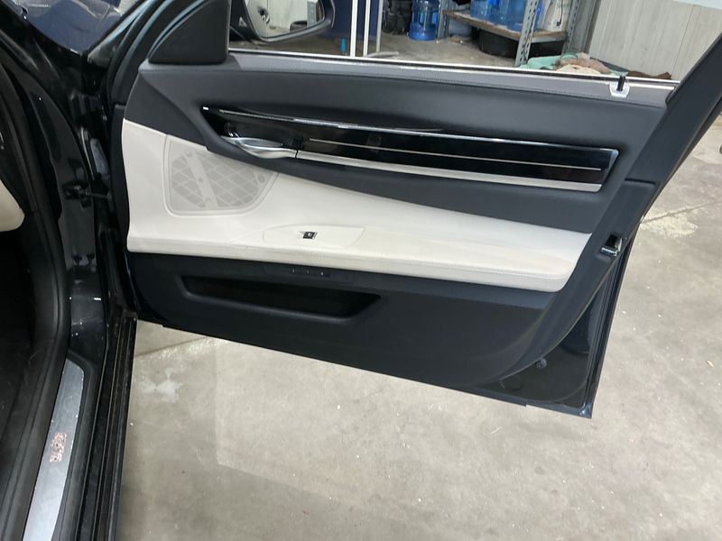 BMW 7er 740d xDrive 2012 – снимка 37
