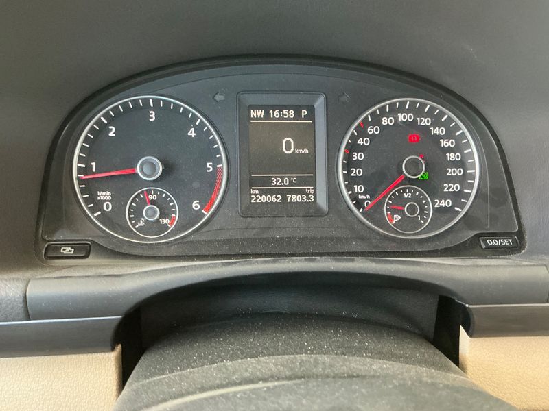 Volkswagen Touran 1.6 TDI Design Edition 2011 – снимка 18