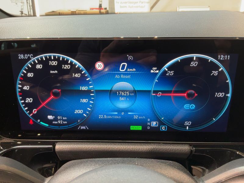 Mercedes-Benz EQA 300 4Matic AMG Line — zdjęcie 13