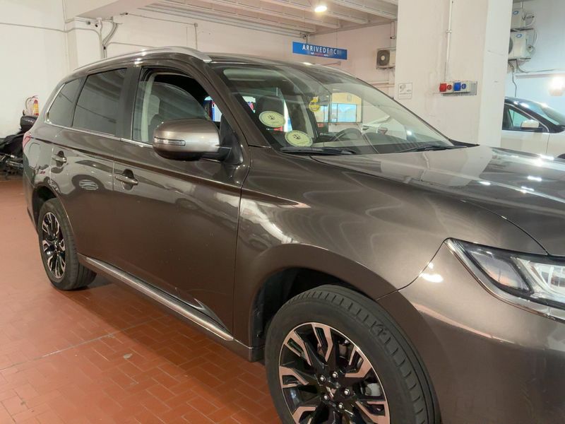 Mitsubishi Outlander 2.0 PHEV Instyle Diamond 4WD 2018 – снимка 12
