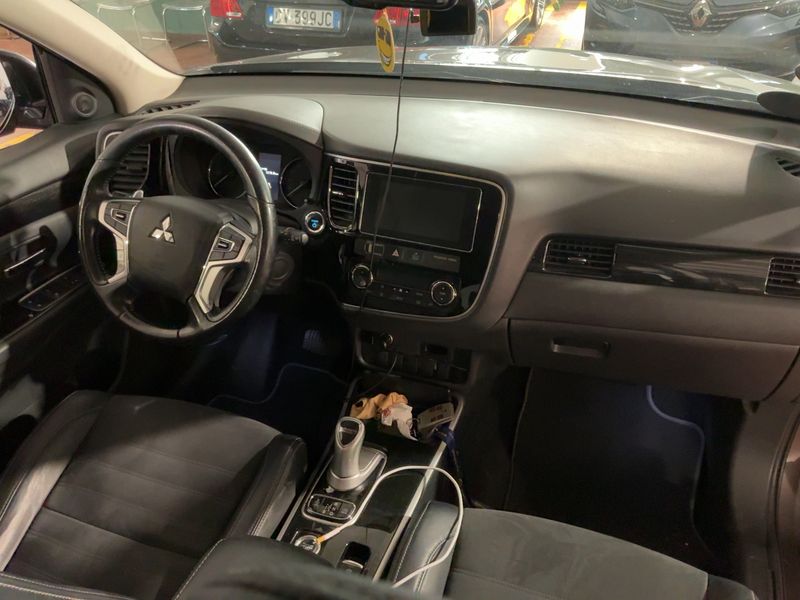 Mitsubishi Outlander 2.0 PHEV Instyle Diamond 4WD 2018 – снимка 17