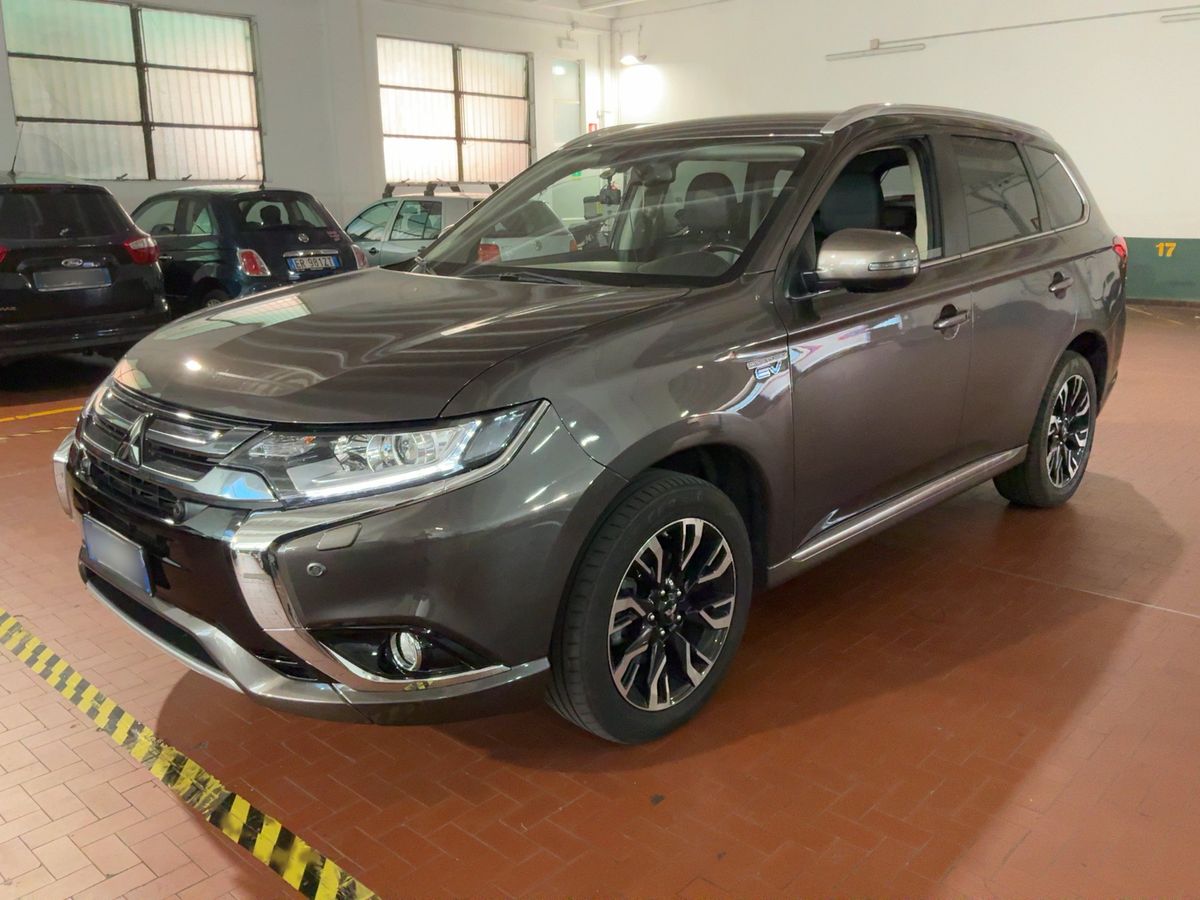 Mitsubishi Outlander 2018 — photo 1