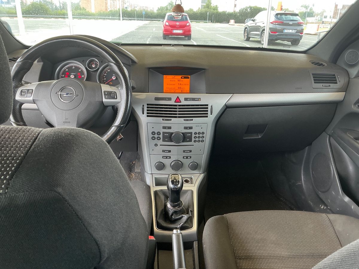 Opel Astra 2010 — photo 25
