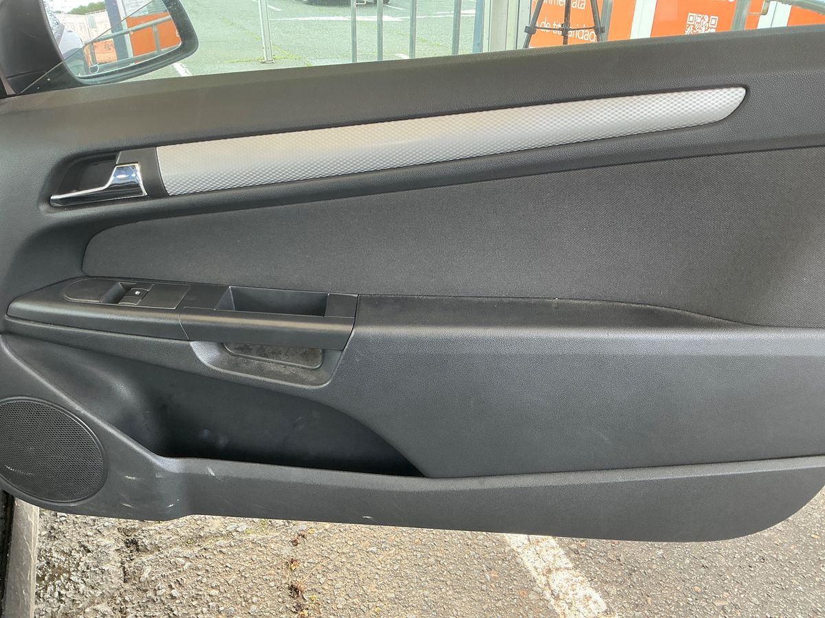 Opel Astra 2010 — photo 21