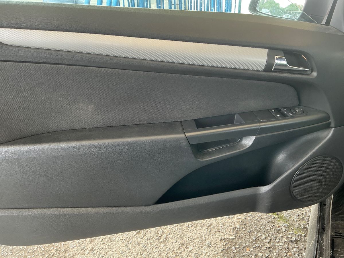 Opel Astra 2010 — photo 18