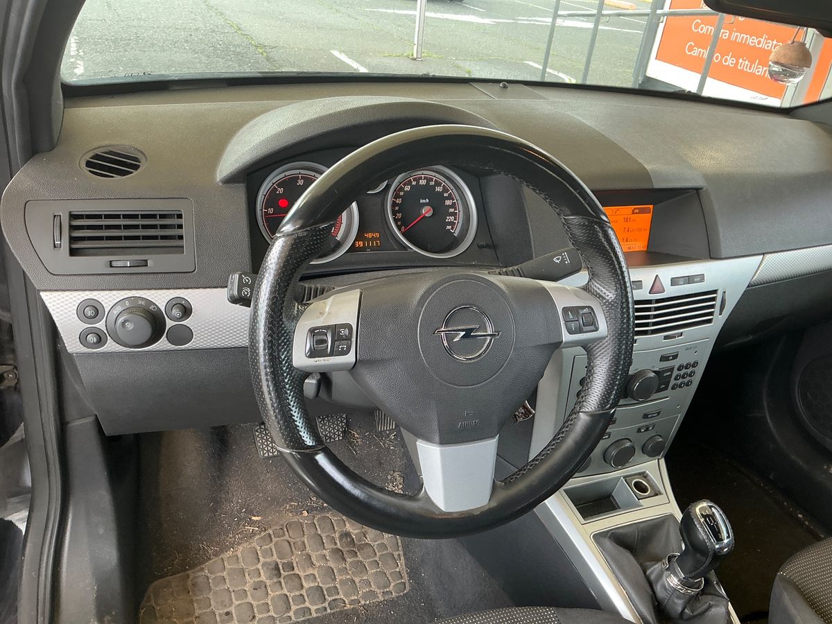 Opel Astra 2010 — photo 12