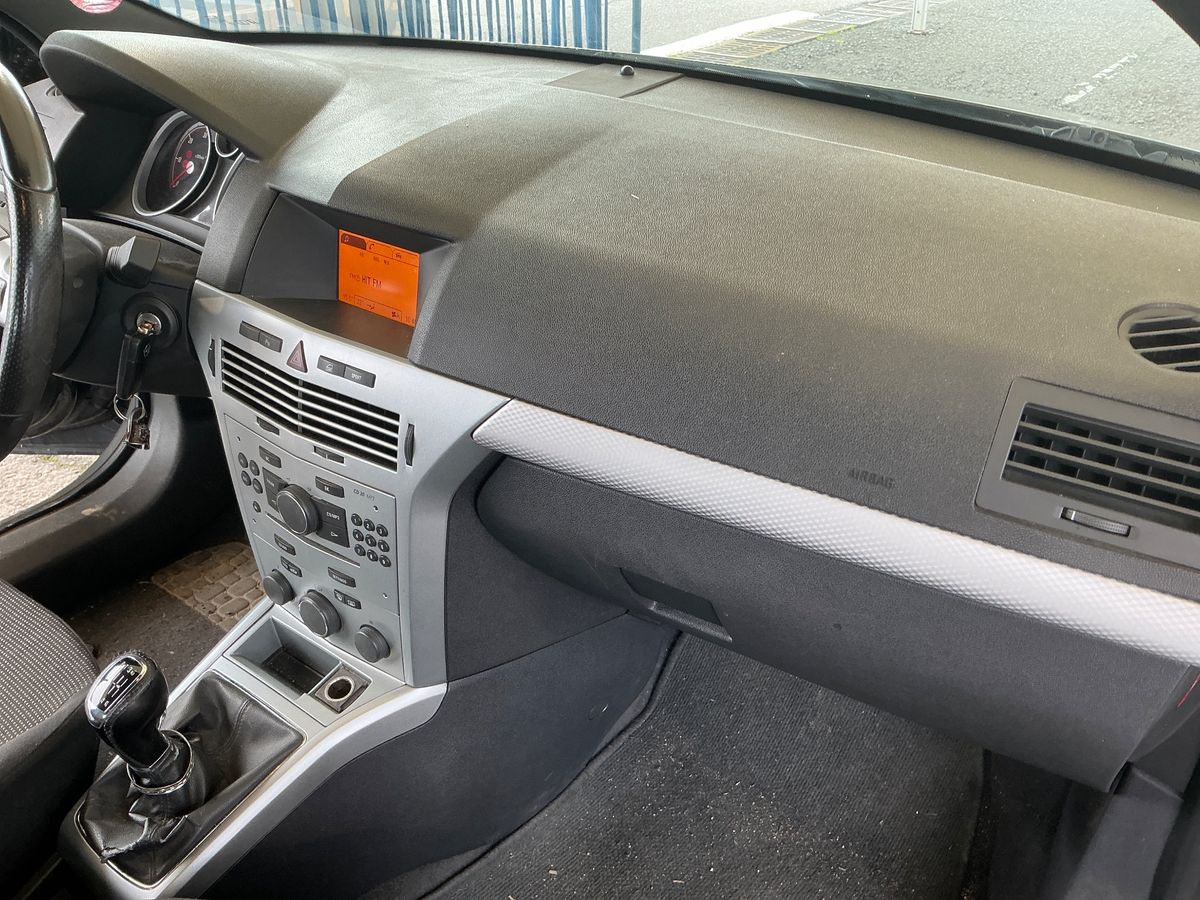 Opel Astra 2010 — photo 22