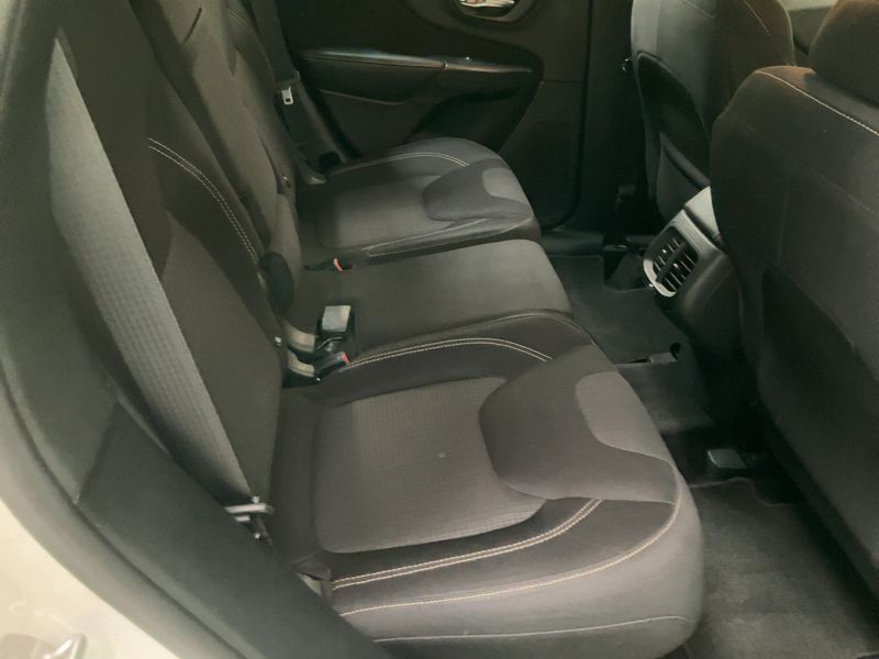 Jeep Cherokee 2.0 M-Jet Longitude 4WD — zdjęcie 14