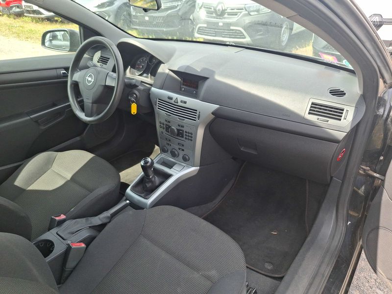 Opel Astra GTC 1.6 Selection "110 Jahre" — zdjęcie 11
