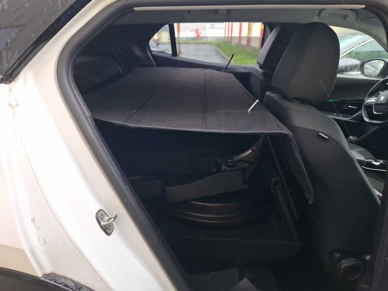 Peugeot 2008 1.5 Blue-HDi Allure Pack — zdjęcie 13