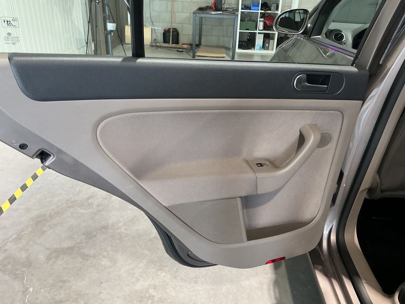 Volkswagen Golf VI Plus 1.6 TDI Trendline BlueMotion Tech 2011 – снимка 32