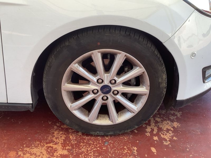 Ford Focus 1.0 EcoBoost Titanium 2015 – снимка 11