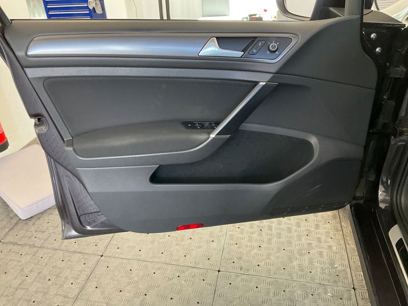 Volkswagen Golf VII 1.6 TDI Lounge BlueMotion Tech 2015 – снимка 25