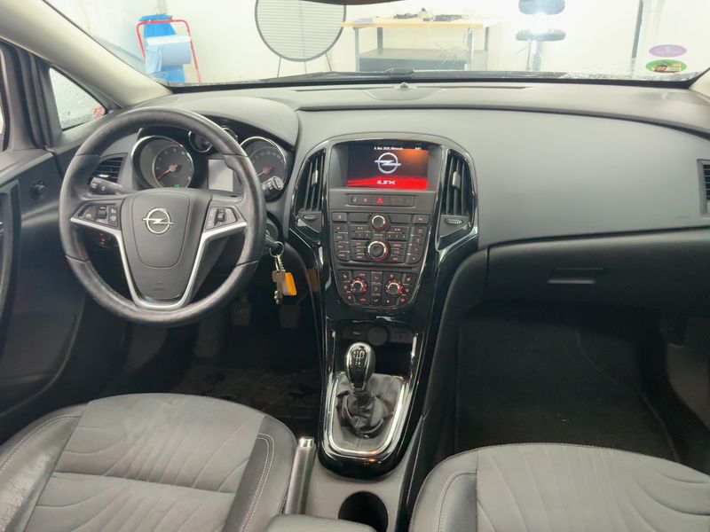 Opel Astra 1.6 Edition — zdjęcie 12
