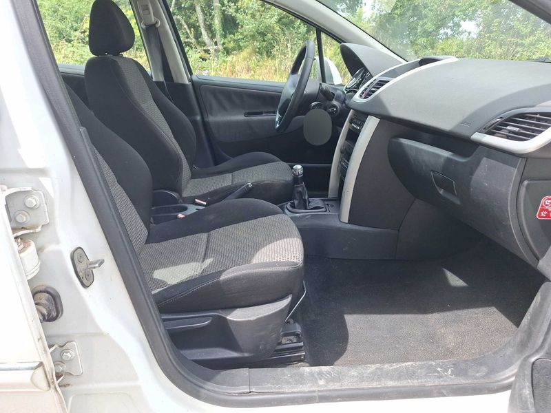 Peugeot 207 1.4 HDi Premium 2010 – снимка 10