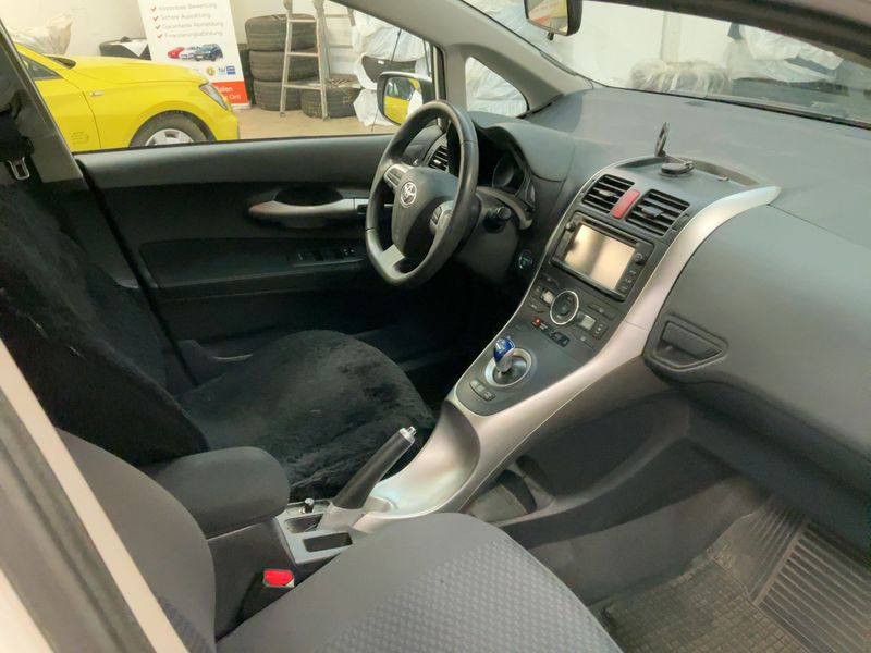 Toyota Auris 1.8 Hybrid Travel — zdjęcie 11