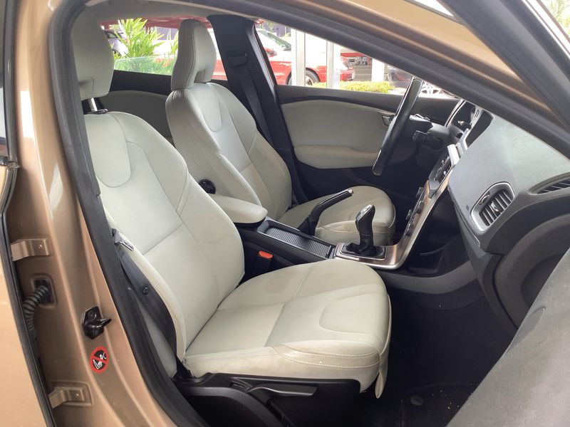 Volvo V40 Cross Country 2.0 D3 Momentum — zdjęcie 11