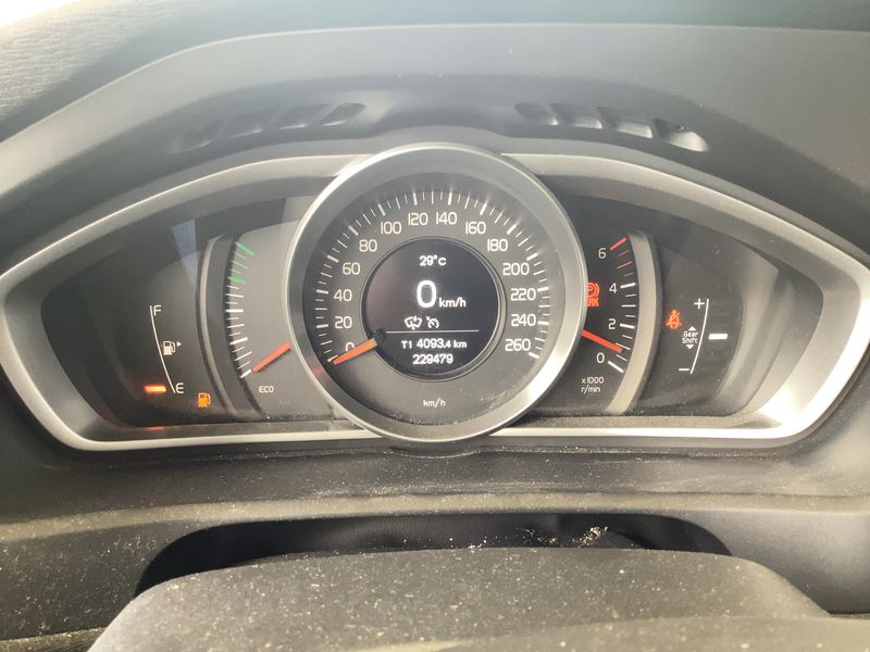 Volvo V40 Cross Country 2.0 D3 Momentum — zdjęcie 13