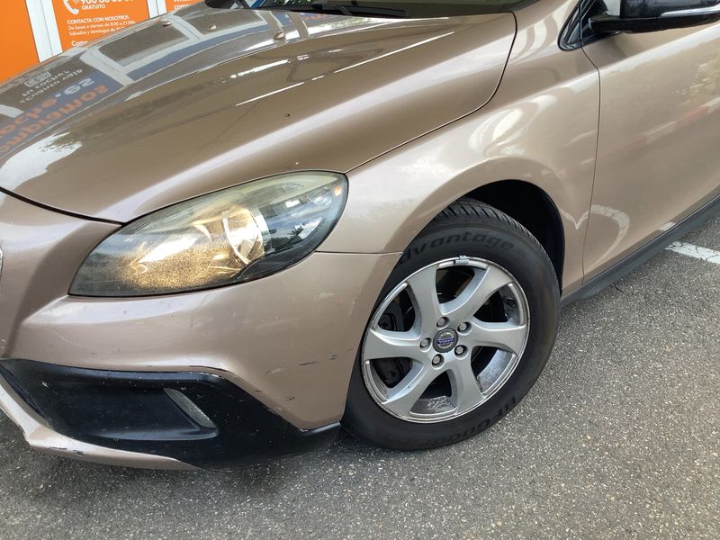 Volvo V40 Cross Country 2.0 D3 Momentum — zdjęcie 2
