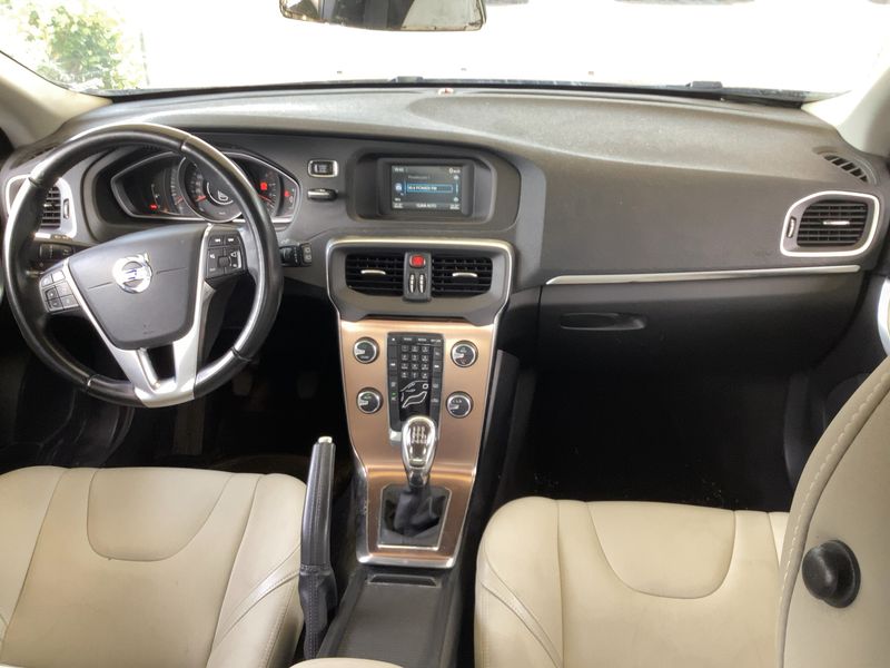 Volvo V40 Cross Country 2.0 D3 Momentum — zdjęcie 12