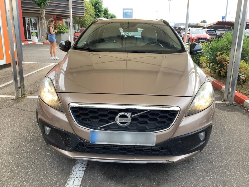 Volvo V40 Cross Country 2.0 D3 Momentum — zdjęcie 9