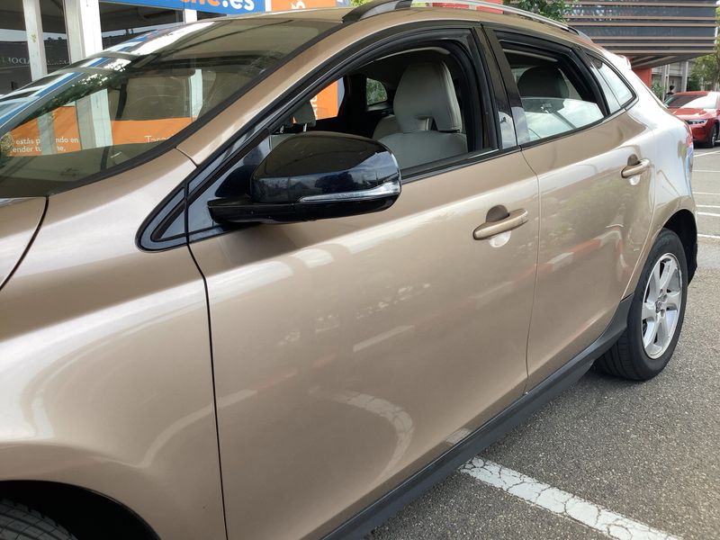 Volvo V40 Cross Country 2.0 D3 Momentum — zdjęcie 4