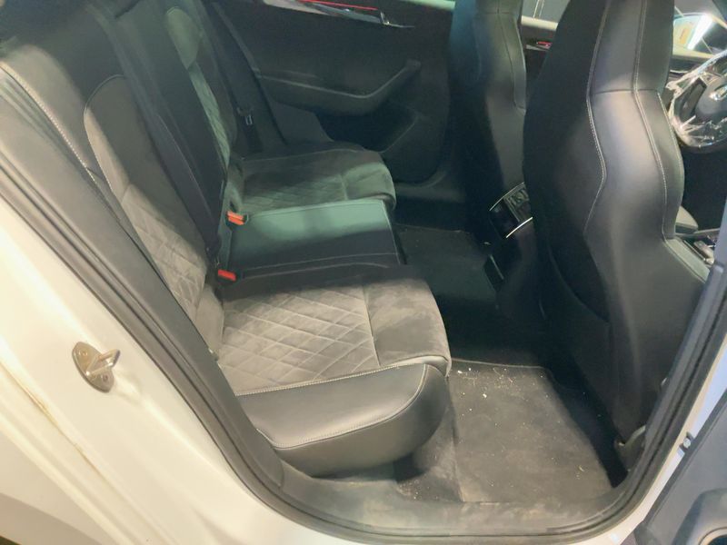 Skoda Superb 2.0 TDI SportLine 4x4 — zdjęcie 14