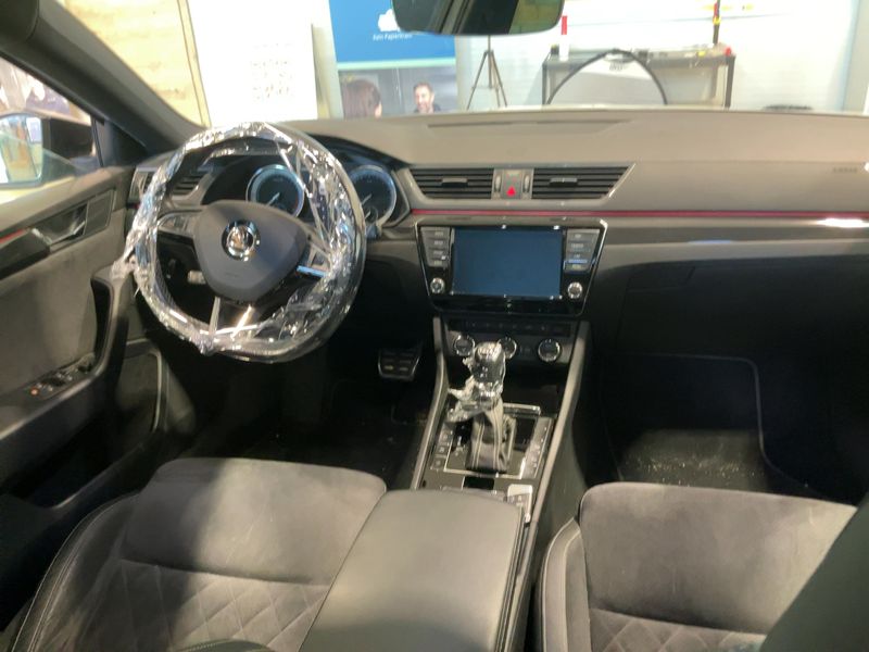 Skoda Superb 2.0 TDI SportLine 4x4 — zdjęcie 12
