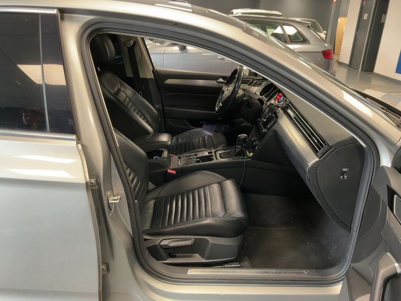 Volkswagen Passat 2.0 TDI Carat Exclusive BlueMotion Tech — zdjęcie 11