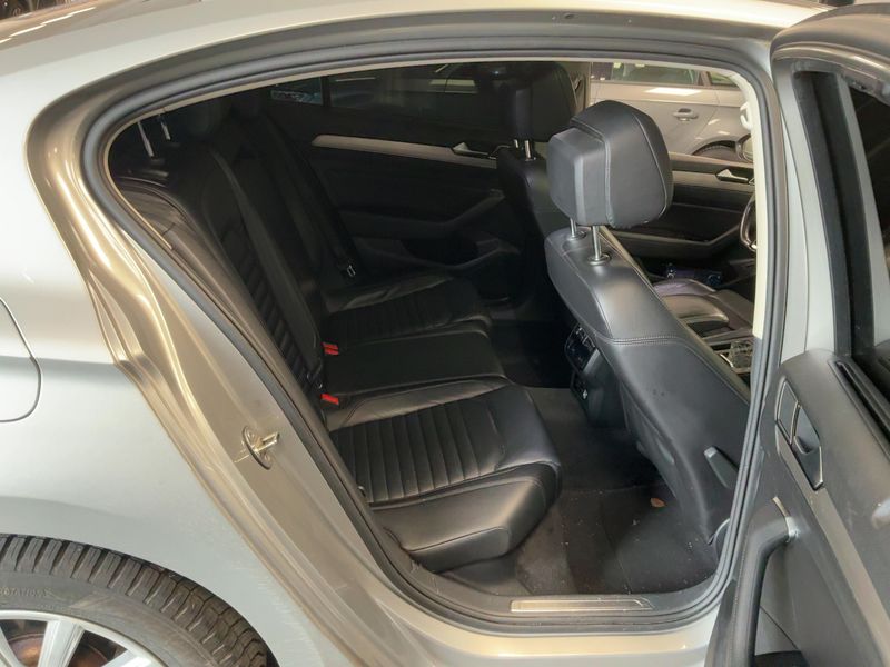 Volkswagen Passat 2.0 TDI Carat Exclusive BlueMotion Tech — zdjęcie 14