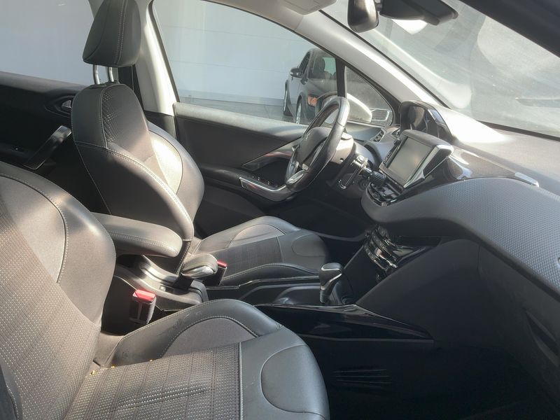 Peugeot 2008 1.2 PureTech Allure 2017 – снимка 16