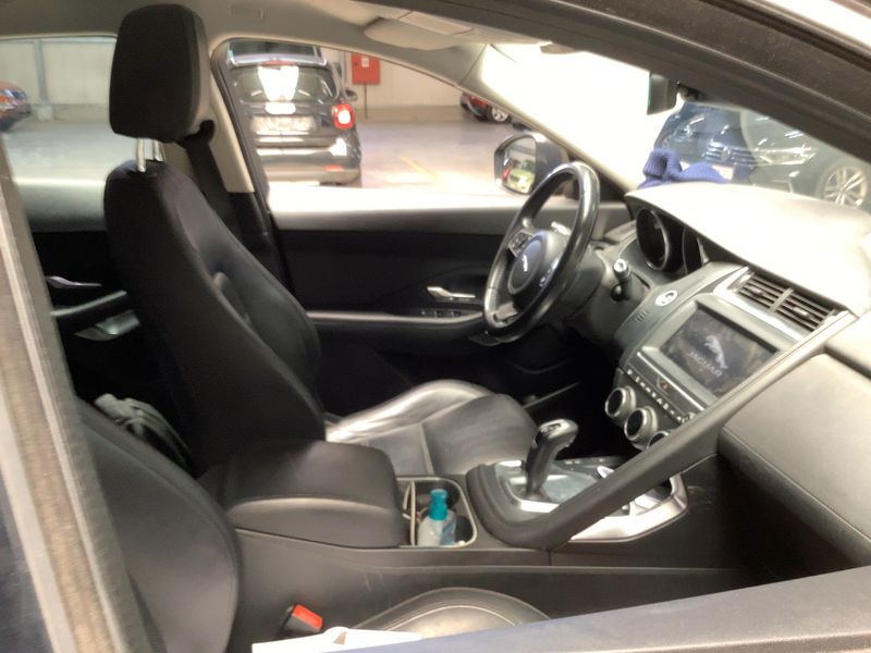 Jaguar E-Pace D150 AWD — zdjęcie 11